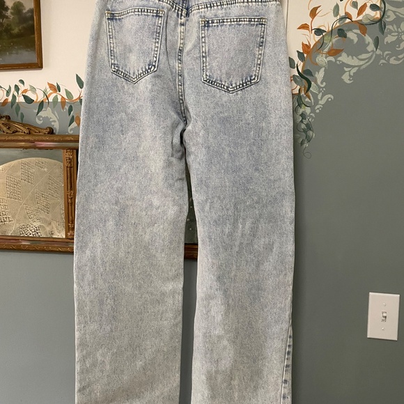 Pearl studded light washed high waisted jeans - Picture 3 of 4